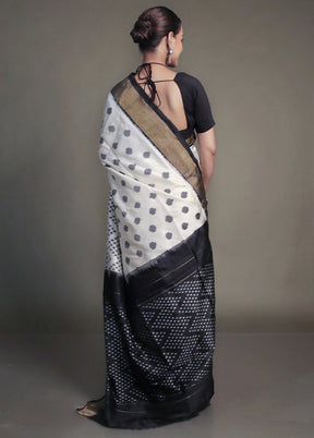 Cream Handloom Ikkat Pure Silk Saree With Blouse Piece