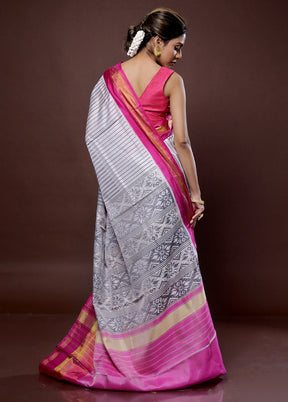 Cream Pochampally Pure Silk Saree With Blouse Piece