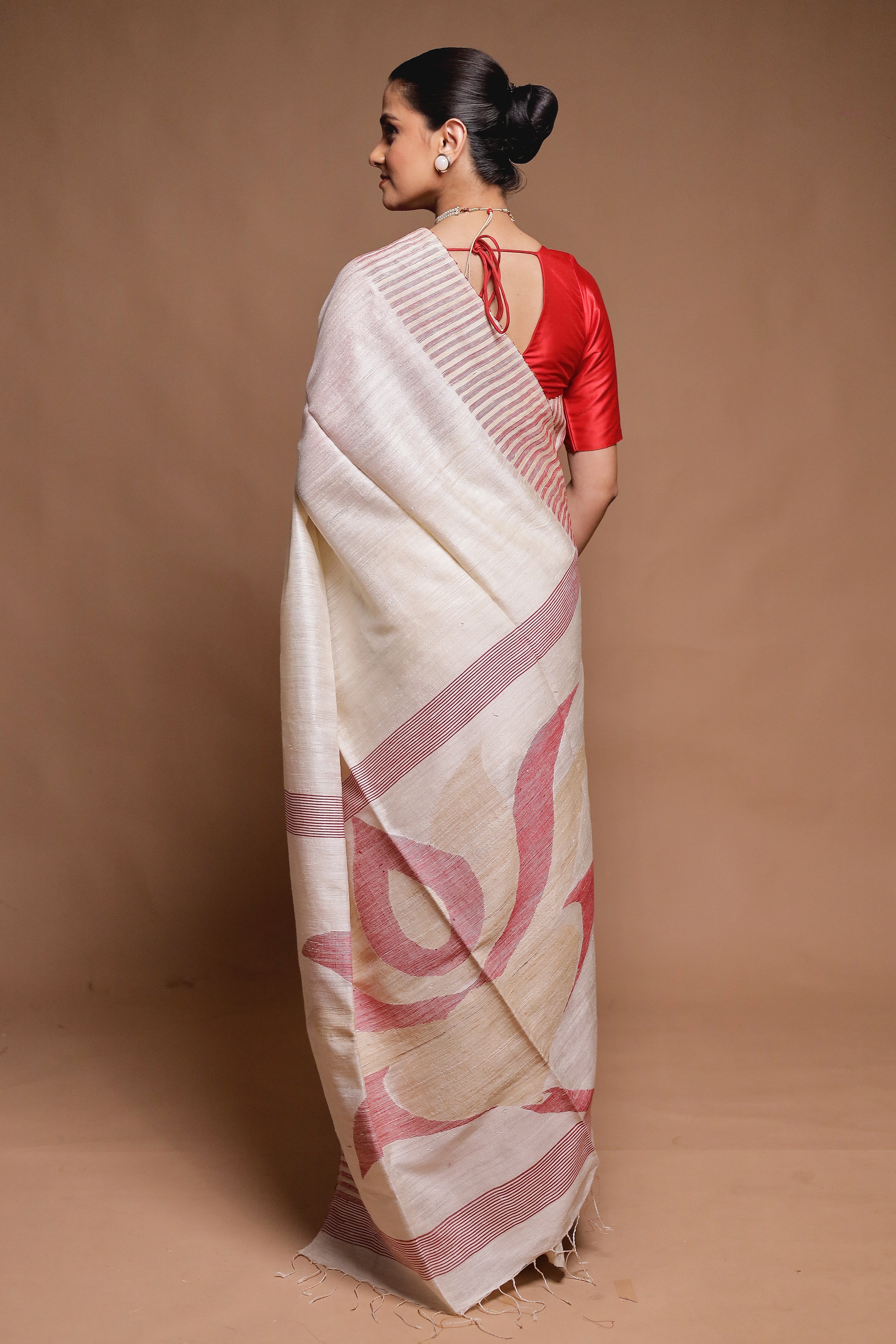 White Handloom Matka Pure Silk Saree With Blouse Piece