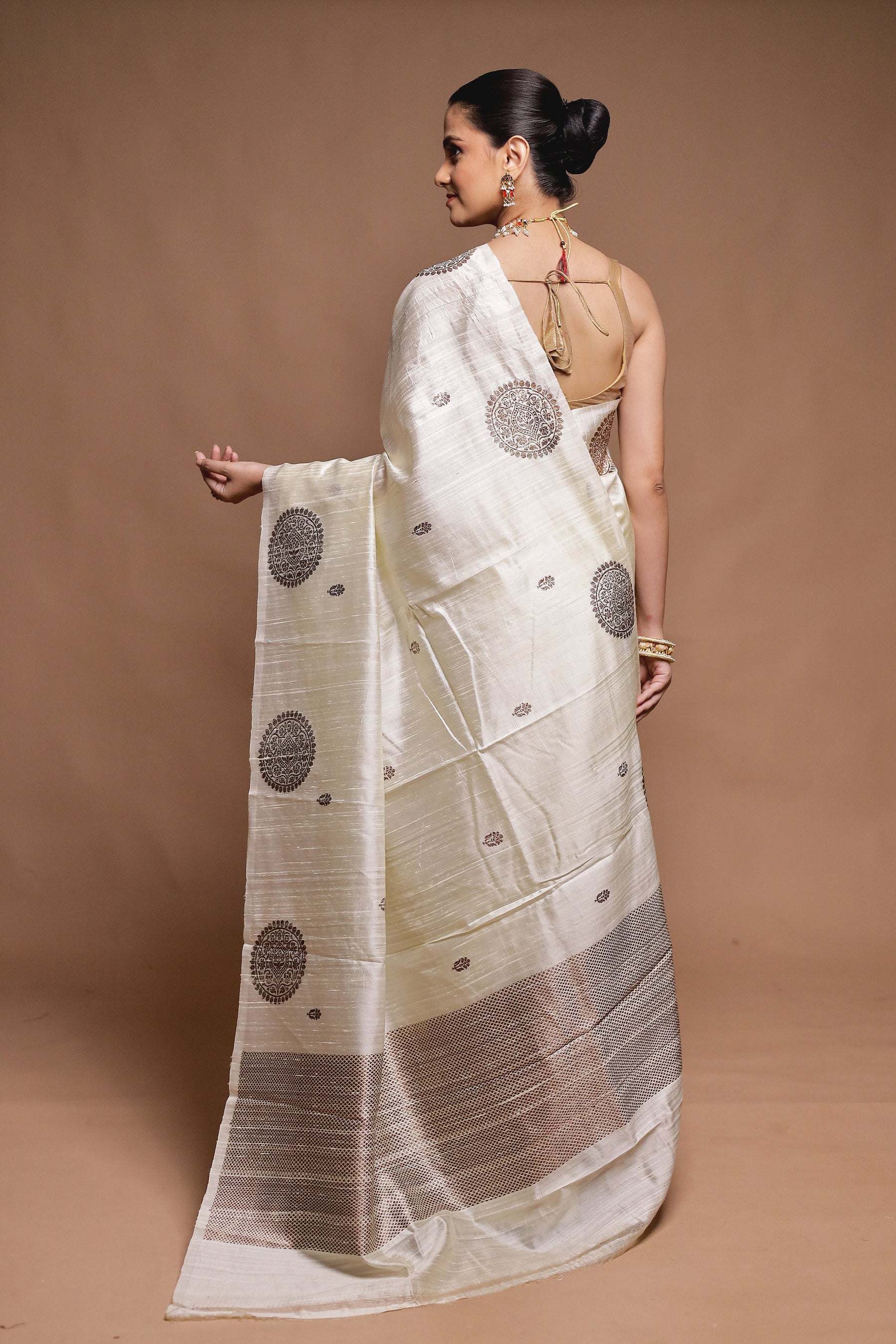 White Handloom Tussar Pure Silk Saree With Blouse Piece