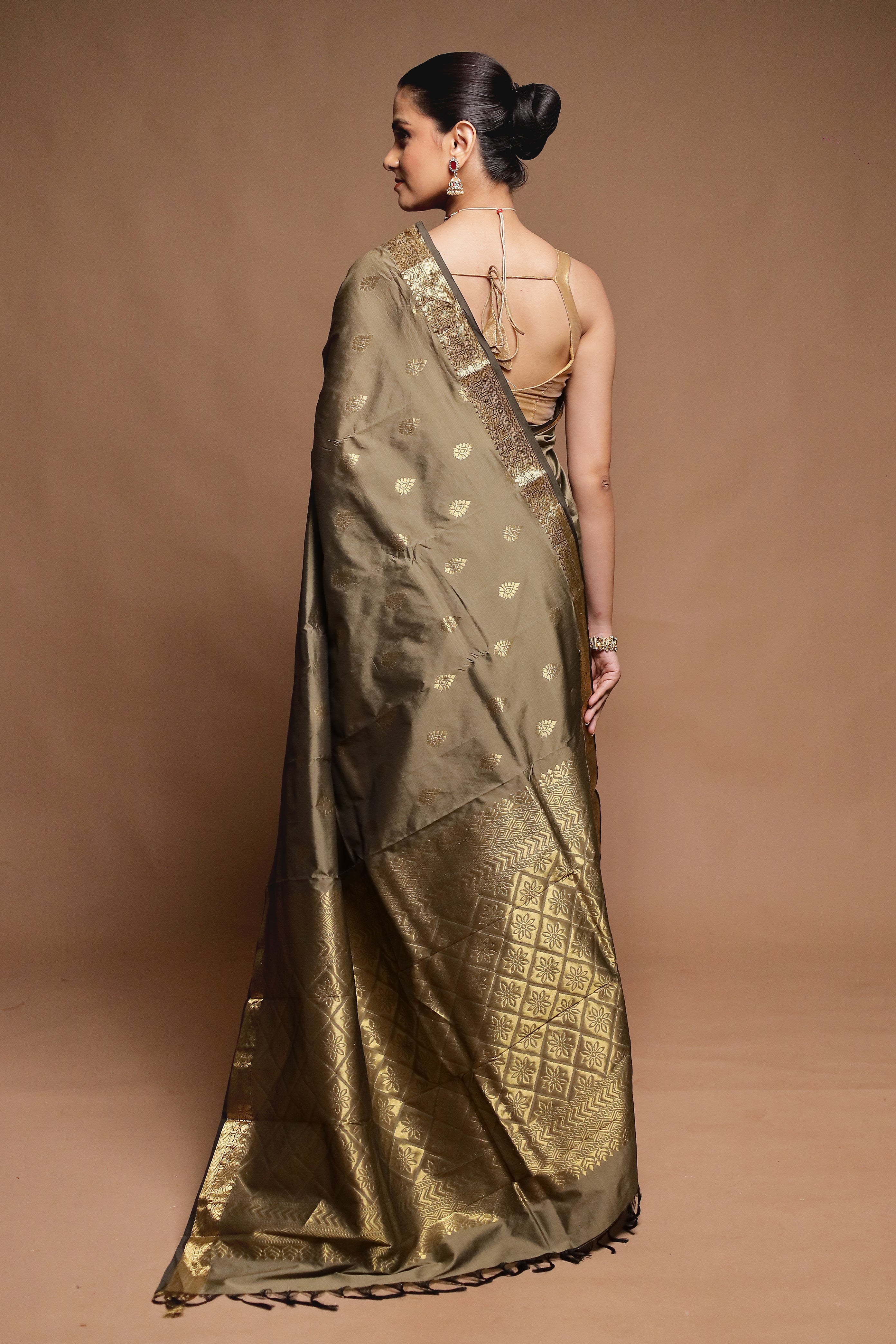 Grey Kanjivaram Silk Saree With Blouse Piece