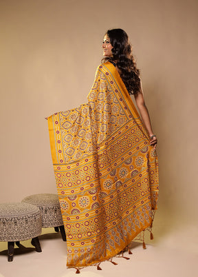 Yellow Printed Silk Saree Without Blouse Piece