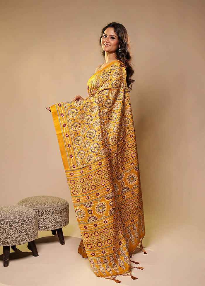 Yellow Printed Silk Saree Without Blouse Piece