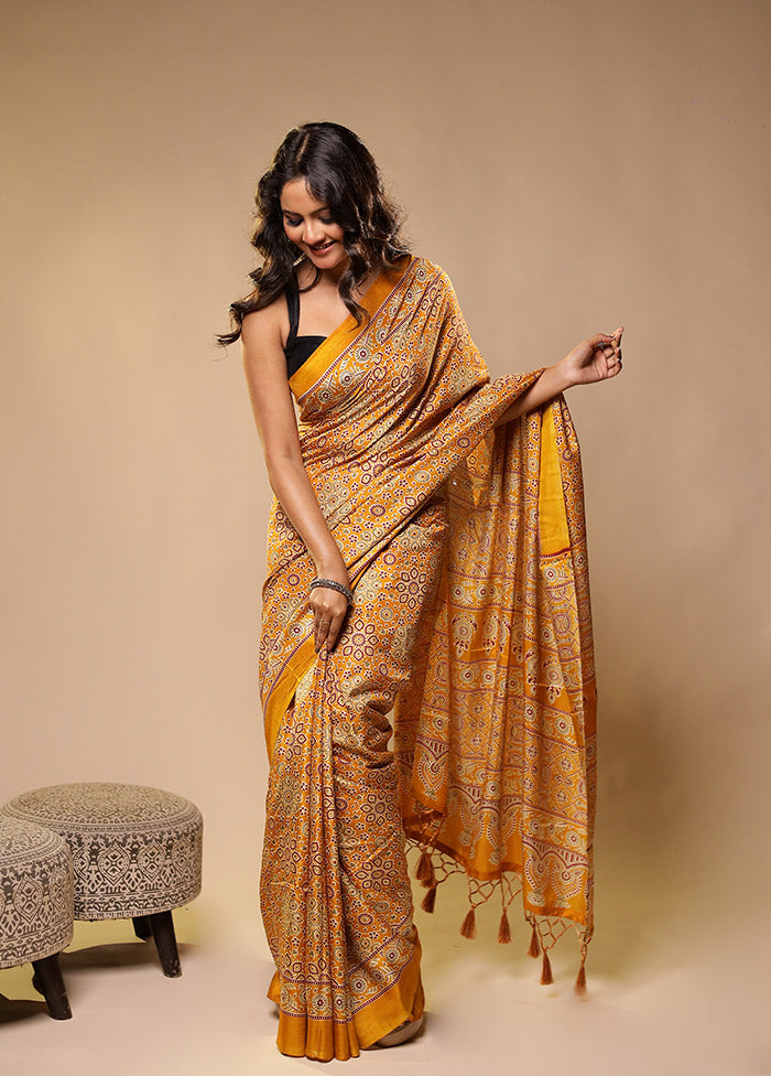 Yellow Printed Silk Saree Without Blouse Piece