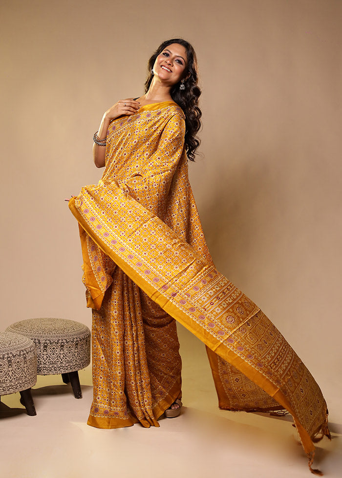 Yellow Printed Silk Saree Without Blouse Piece
